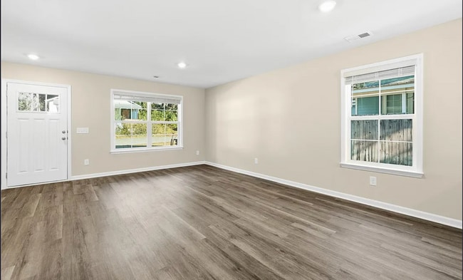 7 Iola St