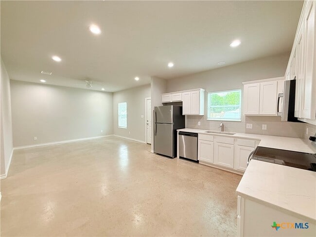 Building Photo - 611 E Martindale St