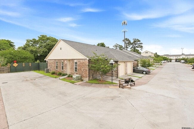 Photo - 305 St Thomas Ln