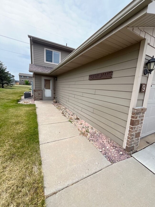 Photo - 2 Bed/1.5 Bath Townhome For Rent!