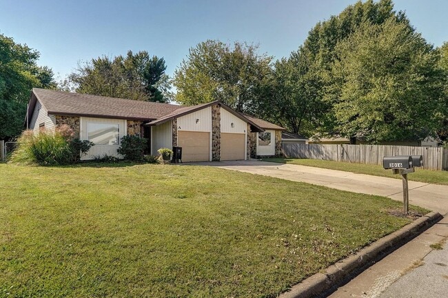 Building Photo - 3016 W Roxbury St Unit Apt A