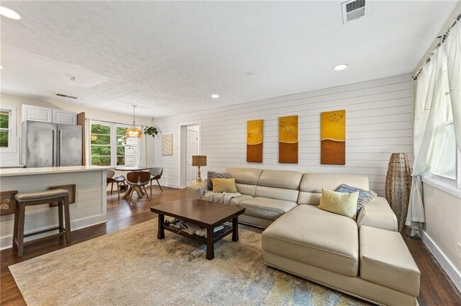 Photo - 551 Lyle Dr SE
