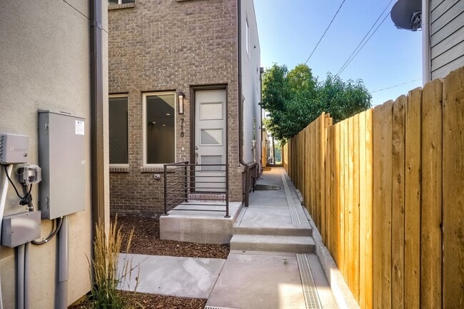Photo - 718 W 1st Ave