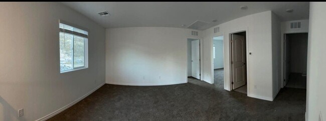 Photo - 380 Rosefinch St