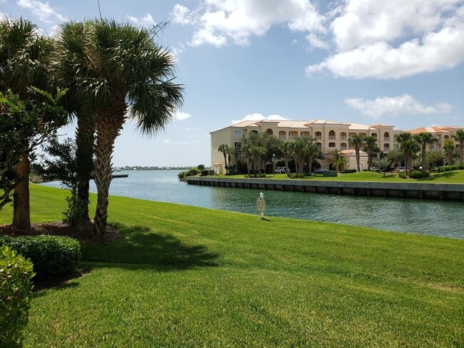 Building Photo - 6 Harbour Isle Dr E Unit 104 Rental