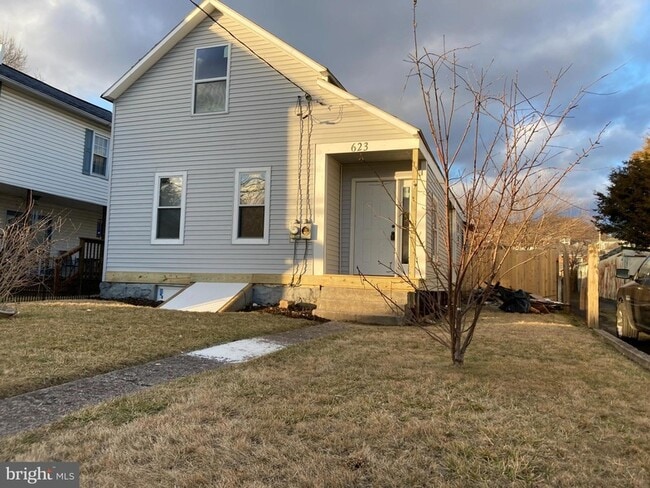 Building Photo - 623 Columbia Ave Unit B