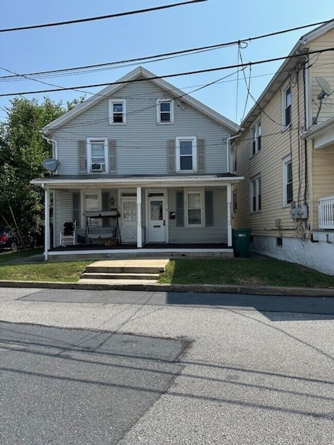 Welcome to our charming 2-bedroom, 1-bathr... - Welcome to our charming 2-bedroom, 1-bathr... Apartment Unit 13