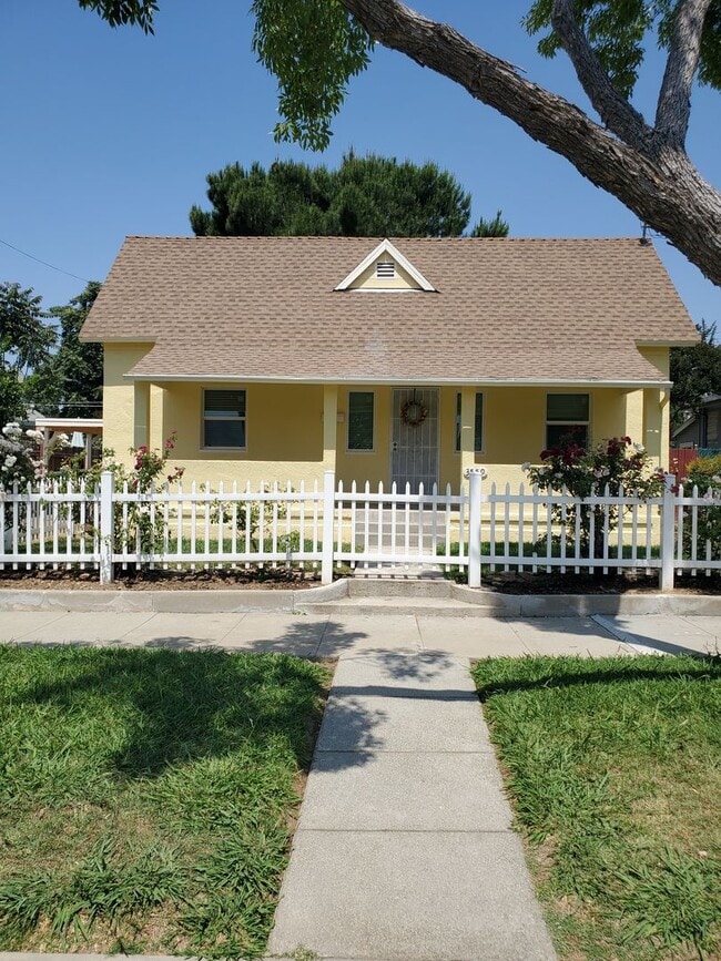 Building Photo - DOWNTOWN DOLLHOUSE