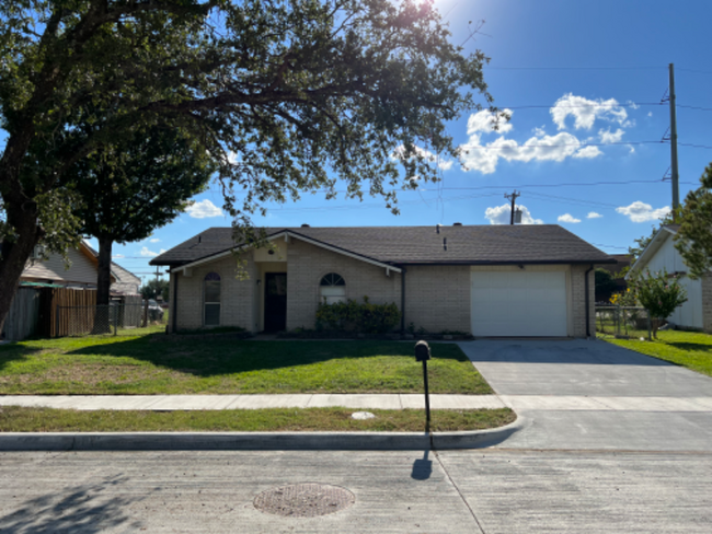 Building Photo - 409 S Holiday Dr Rental