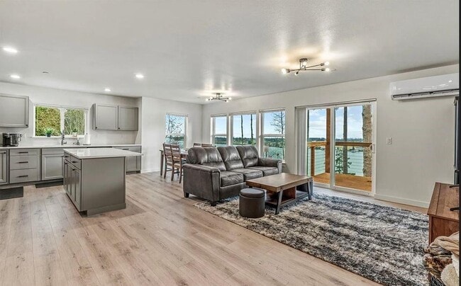 Photo - 572 Columbia St