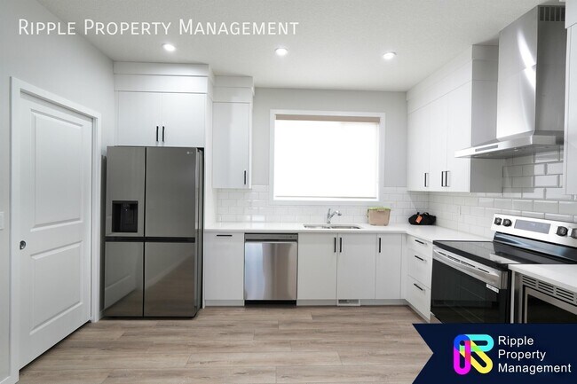GORGEOUS 2 BEDS + DEN / 2 BATH MAIN FLOOR