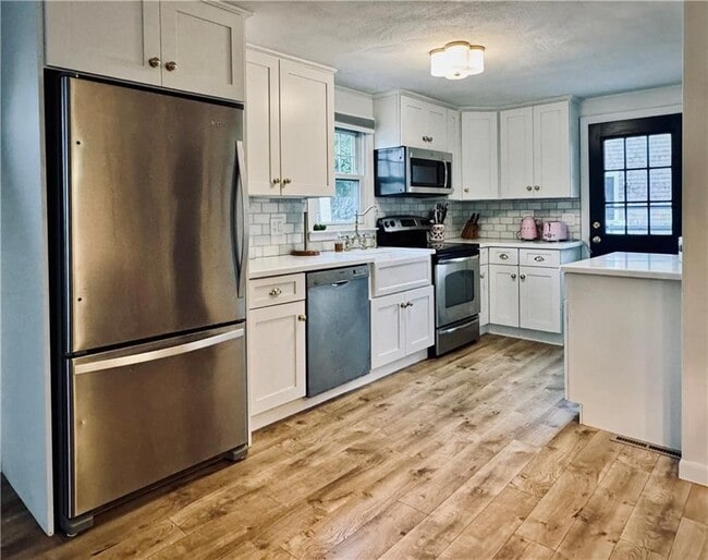 Photo - 140 Renfrew Ave