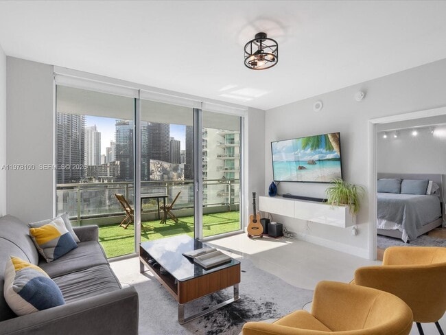 Building Photo - 90 SW 3rd St Unit 2015