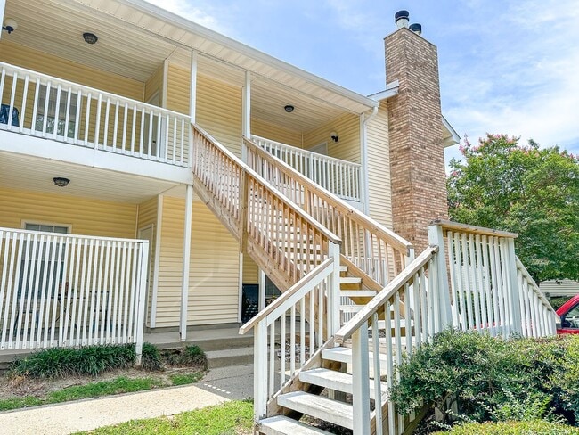 Building Photo - Recently renovated 1 bedroom 1 bath condo for rent in Riverwalk!