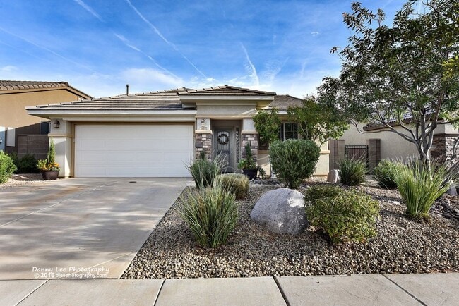 Building Photo - 2605 E Hilltop Ledge Dr