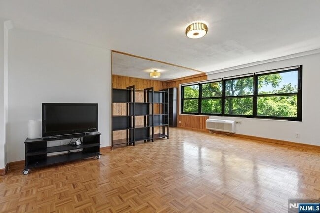 Photo - 2352 Linwood Ave Unidad #4D