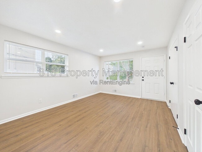 Photo - 7030 Ewing Ave Unidad 7028