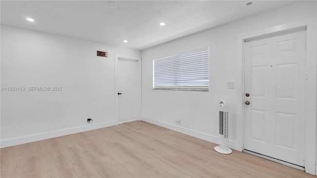 Building Photo - 32 SW 9th St Unit 2