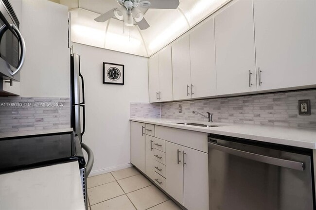 Photo - 3035 Exeter Unit 3035B