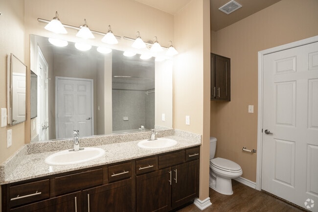 1BR, 1BA - 754SF - Primary Bathroom