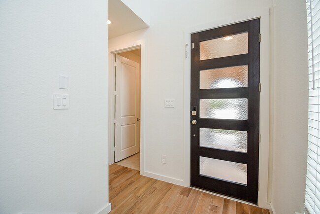 Photo - 2526 Seedling St