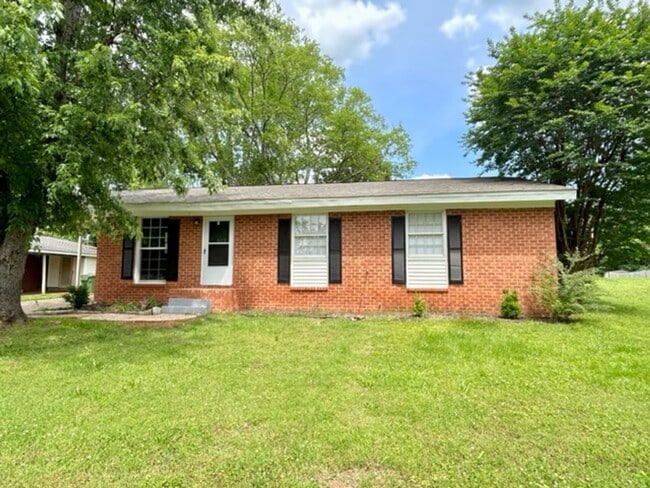 Building Photo - NEWLY RENOVATED - THREE BED/TWO BATH RANCH... Rental