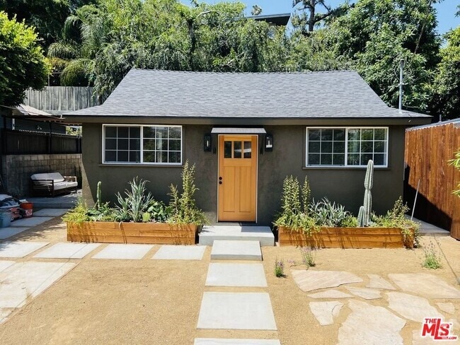 Building Photo - 3815 Fernwood Ave Rental