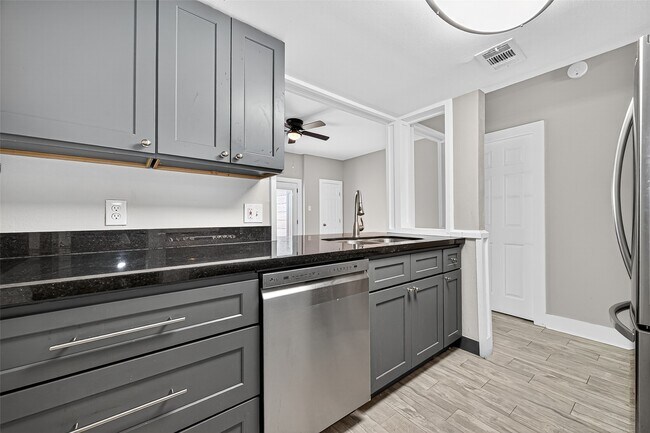 Photo - 830 Threadneedle St Unit True