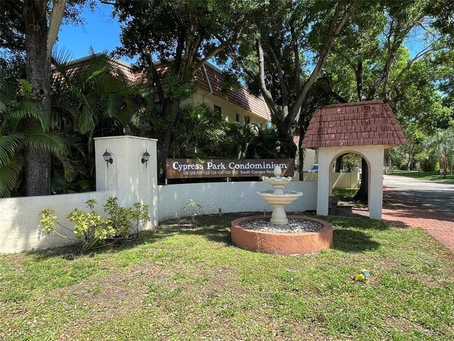 Building Photo - 134 S Cypress Rd Unit 411