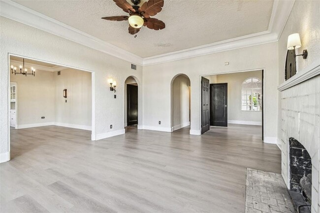 Photo - 2102 W La Salle St