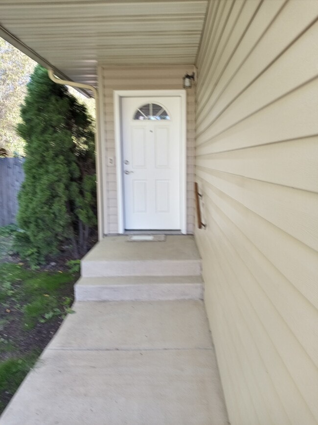 Walkway to front door - 1605 Cedar St