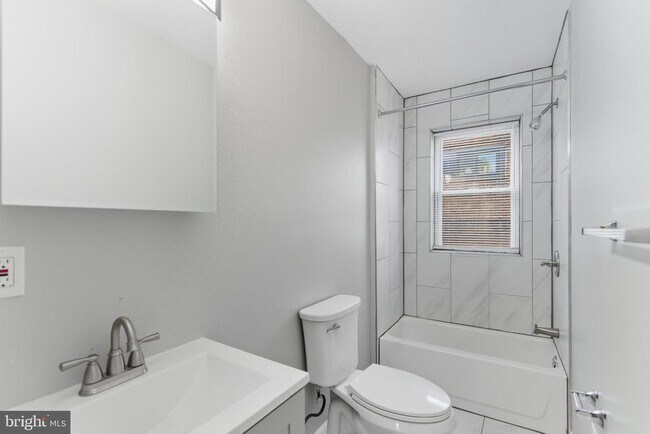 Photo - 2528 Collins St