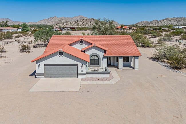 Building Photo - Furnished Home on 2.5 Acres – Your Escape Awaits!
