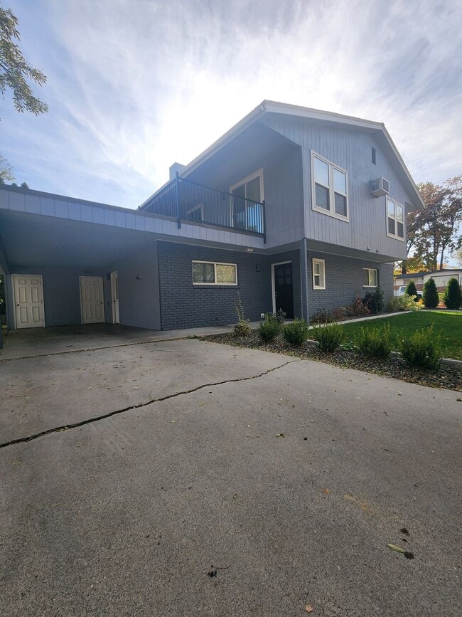 Photo - Stunning 2 Bedroom 2 Bathroom Home In Paye... Unidad 2025 Moss Drive #4