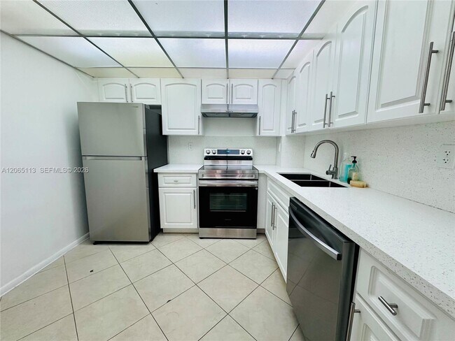 Photo - 1621 Collins Ave Unit 402