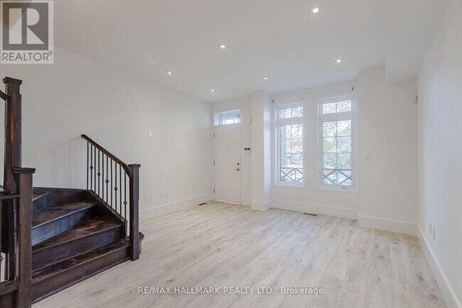 Photo - 99 The Queensway