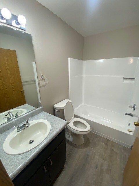 Baño del pasillo - Maple View Apartments