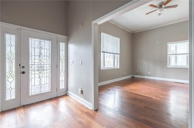 Photo - 732 Windsor St SW