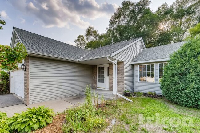 Photo - 357 Parkview Ln S
