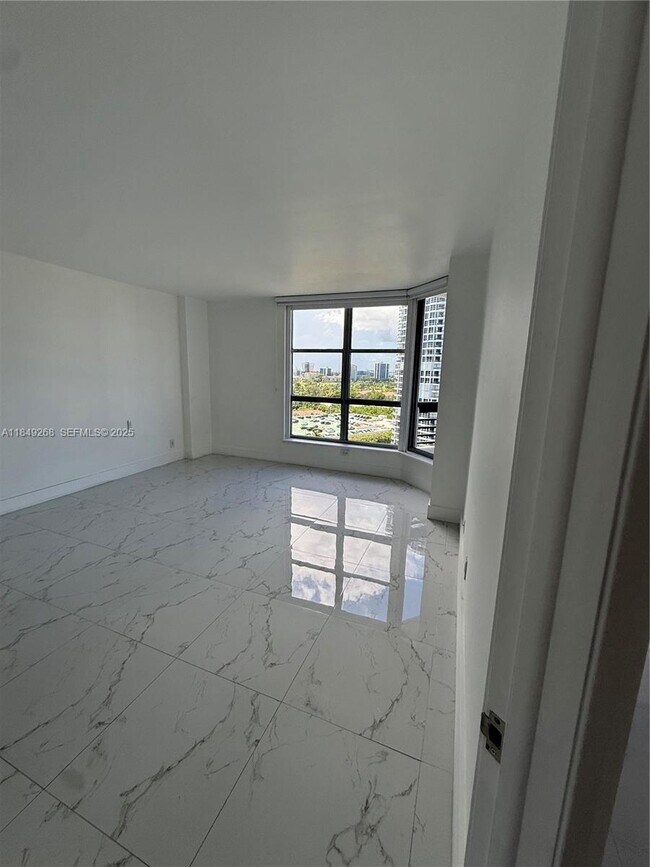 Photo - 3600 Mystic Pointe Dr Unidad 1611