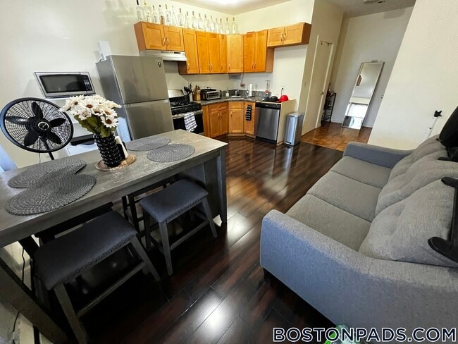 Building Photo - 1576 Tremont St Rental