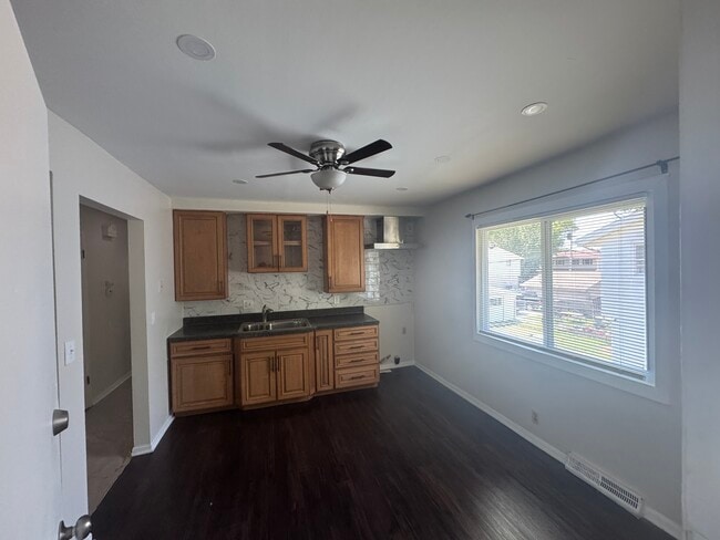 Kitchen - 7211 W Brentwood Ave Unit 7213 - Upper