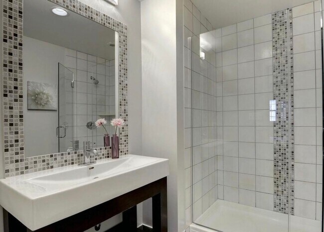 Photo - Beautiful 3 bed & Den + 3 Full Baths - Gorgeous upper level unit