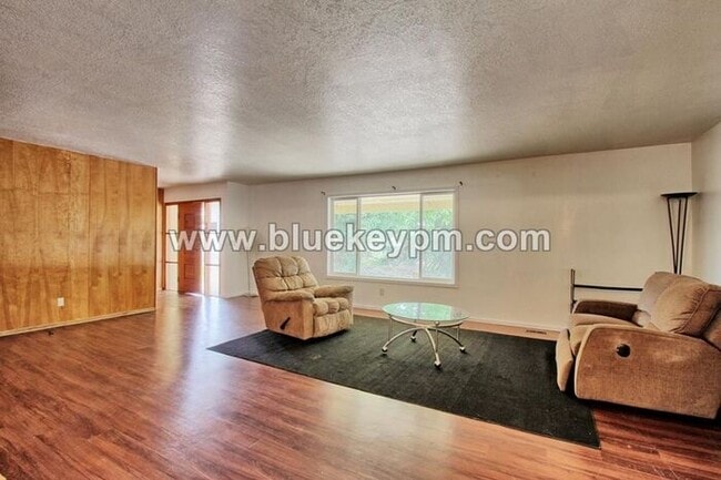 Photo - 5 Bedrooms, 2.5 Bathrooms Home in Oregon City