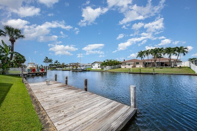 Building Photo - Enjoy the pool or fish/kayak/boat from the... Rental