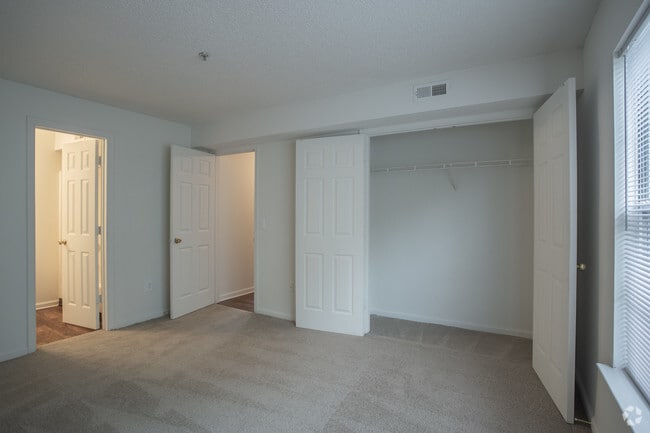 2BR,2BA,932SF