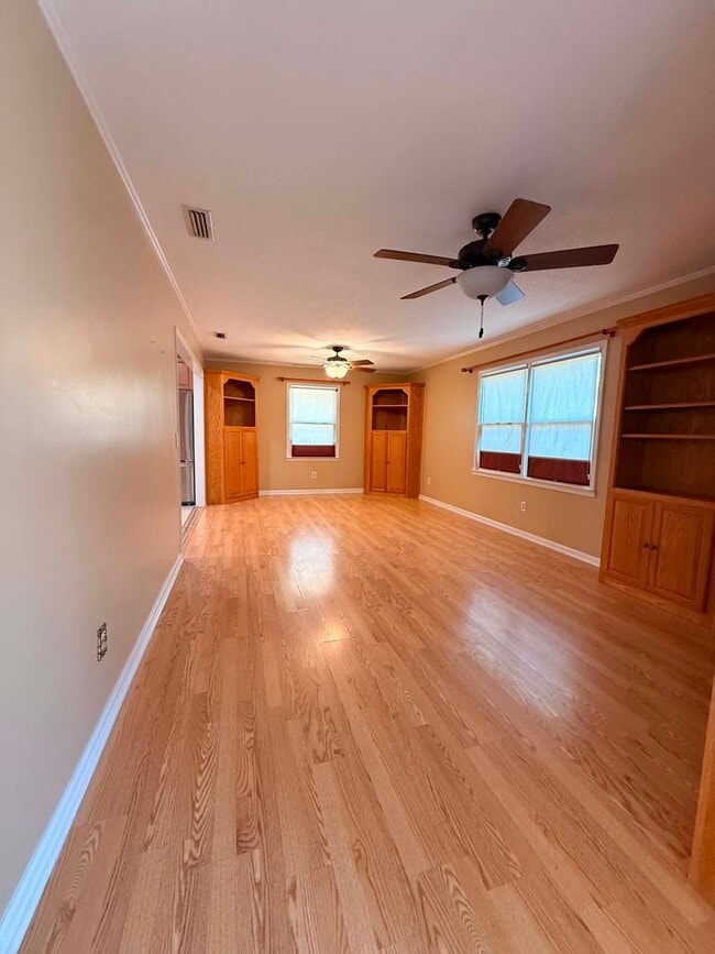 Photo - 300 E Kingswood Dr