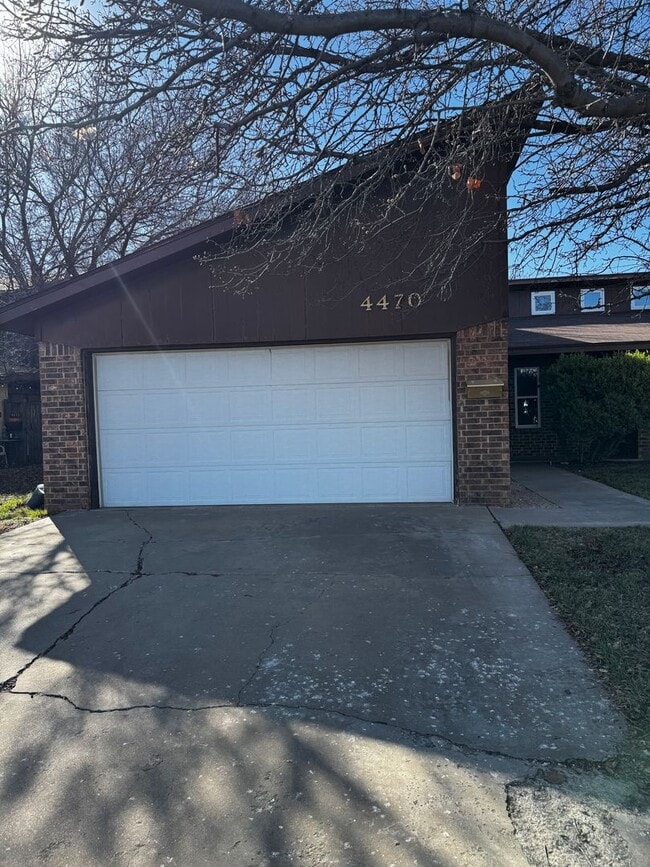 Building Photo - Large 2bedroom 2bathroom CH/A 2 car garage