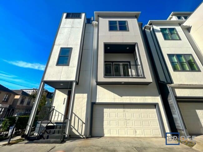 Photo - 2208 Arabelle St