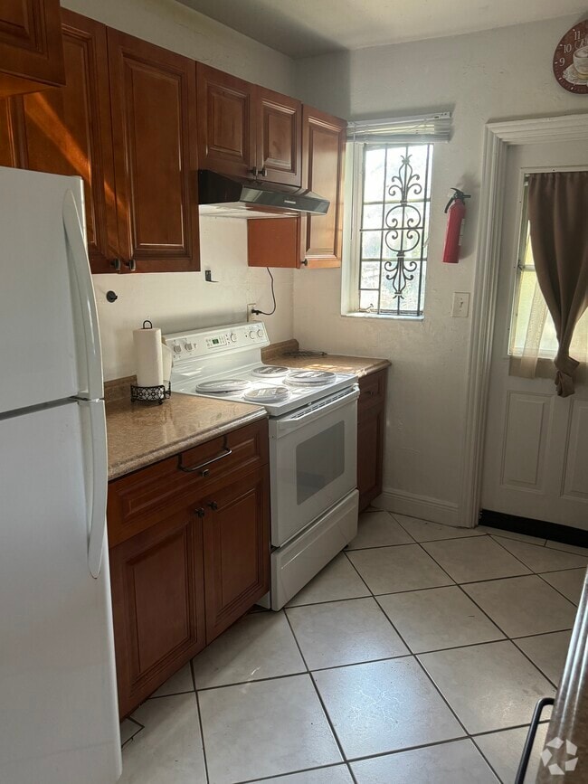 Building Photo - 250 NW 102nd St Unit Beautiful Home